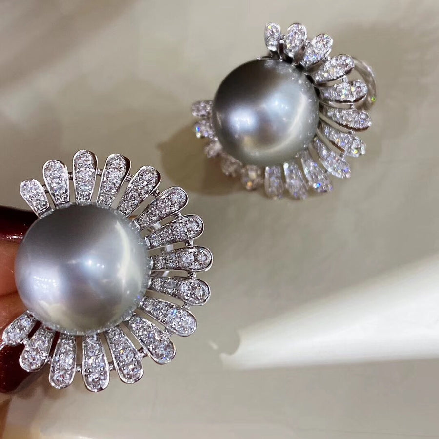 GREY DAISY|Diamond and Tahitian pearl earrings