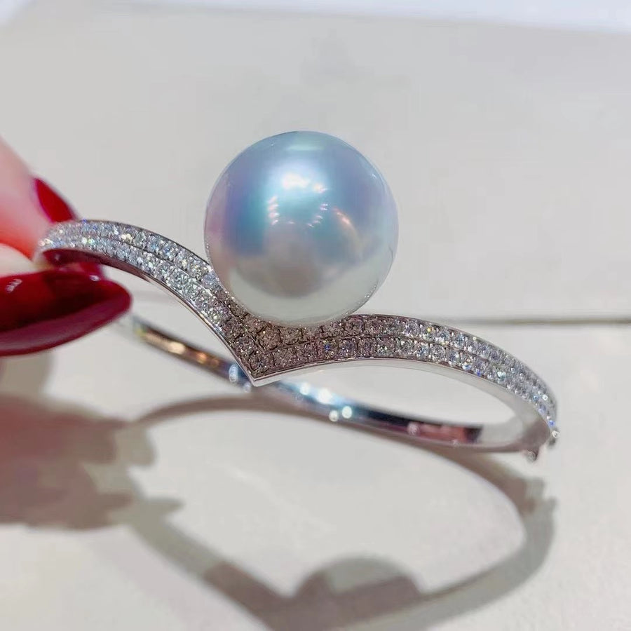 Diamond & South Sea pearl Bangle