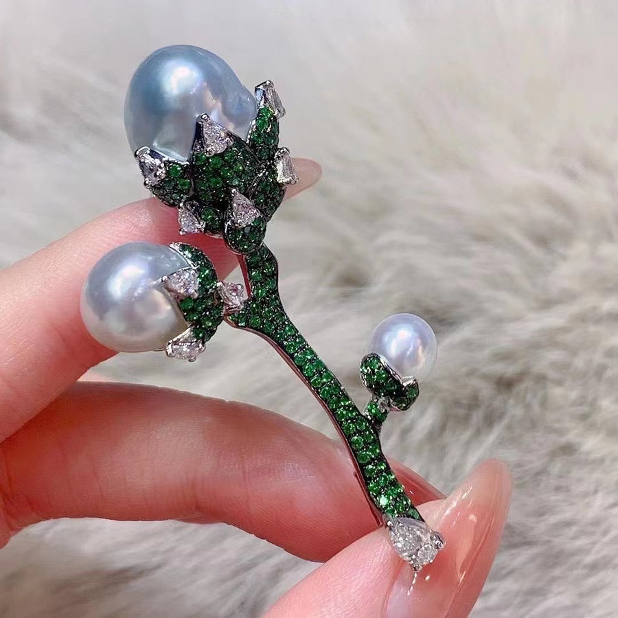 Diamond & Baroque pearl Brooch