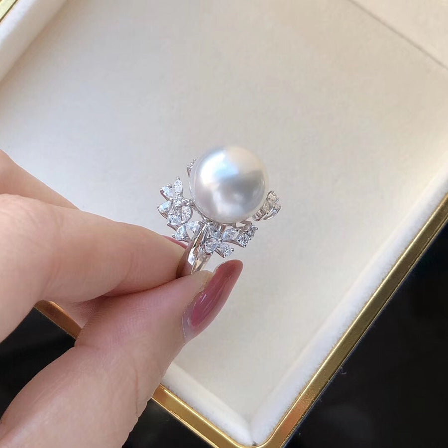 Diamond and south sea pearl ring 