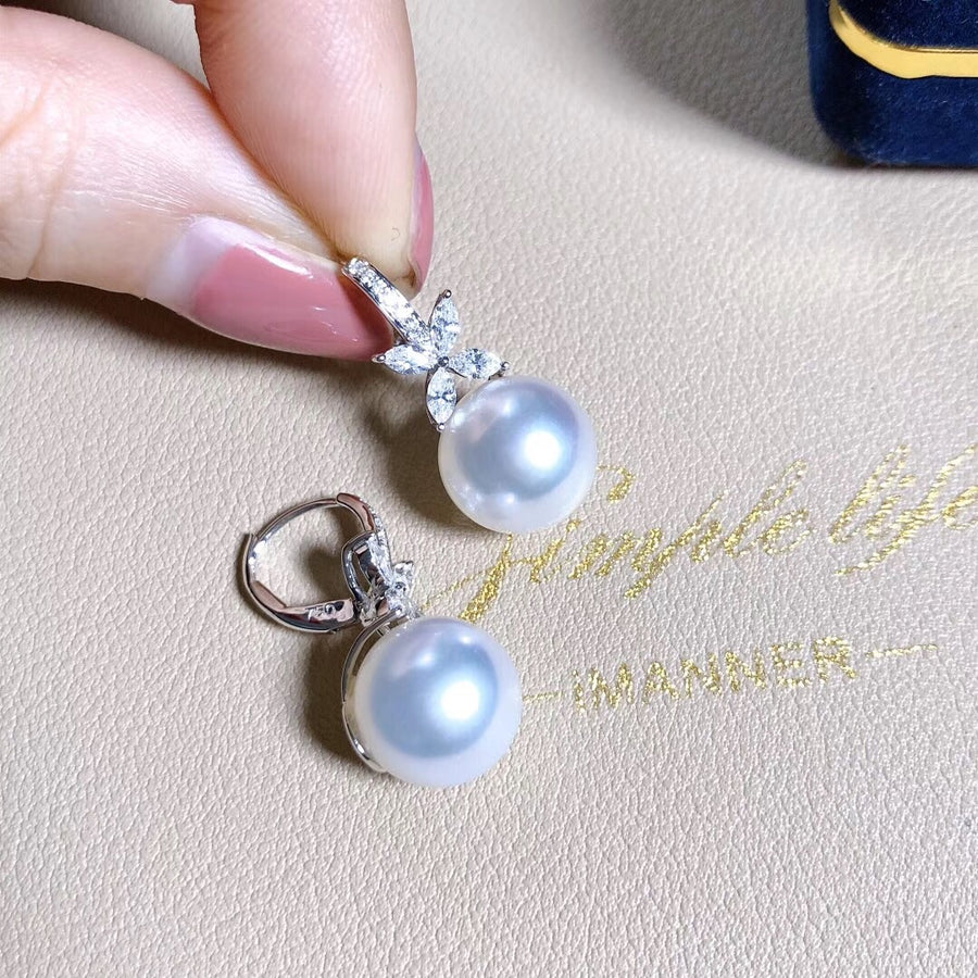 CLASSIC| Diamond and South sea pearl earrings