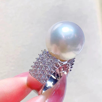 Venus | Diamond & South Sea pearl Ring