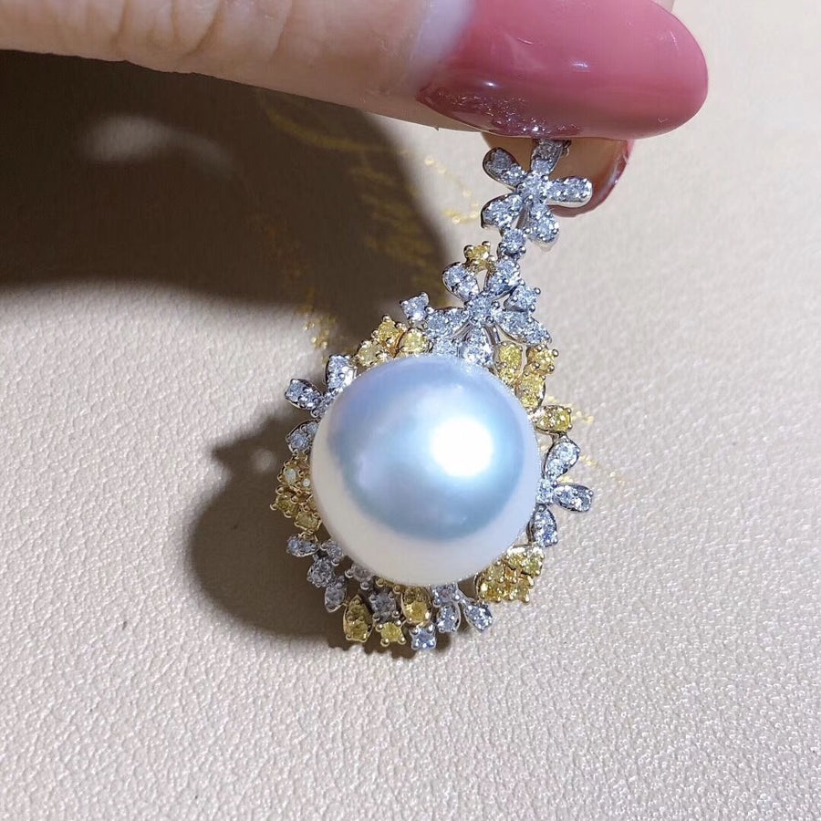 Flower south sea pearl pendant
